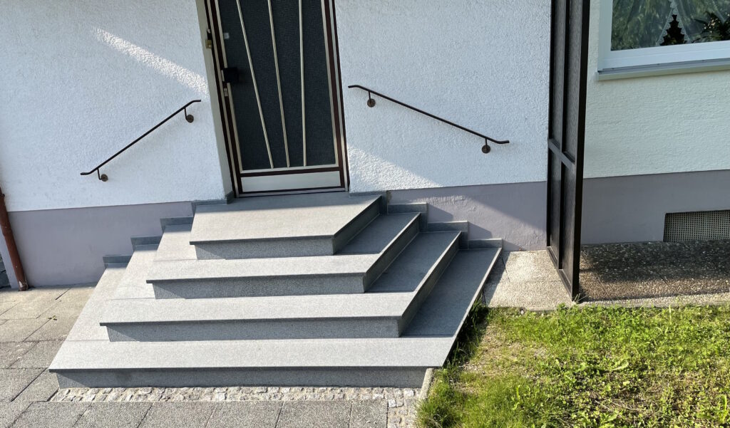 Treppe zum Hauseingang mit Handläufen, Meisterbetrieb. Steinmetz Meisterbetrieb