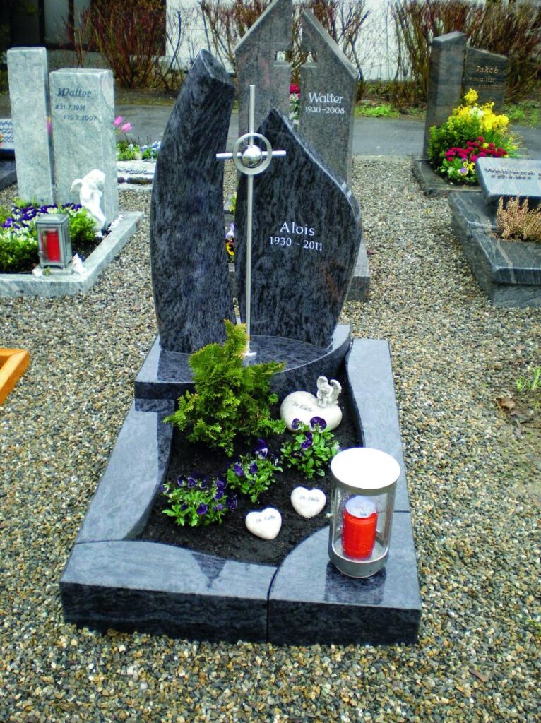 Moderner Grabstein mit Inschrift "Alois 1930-2011". Grabsteine und Dekoration auf einem Friedhof. Steinmetz Meisterbetrieb