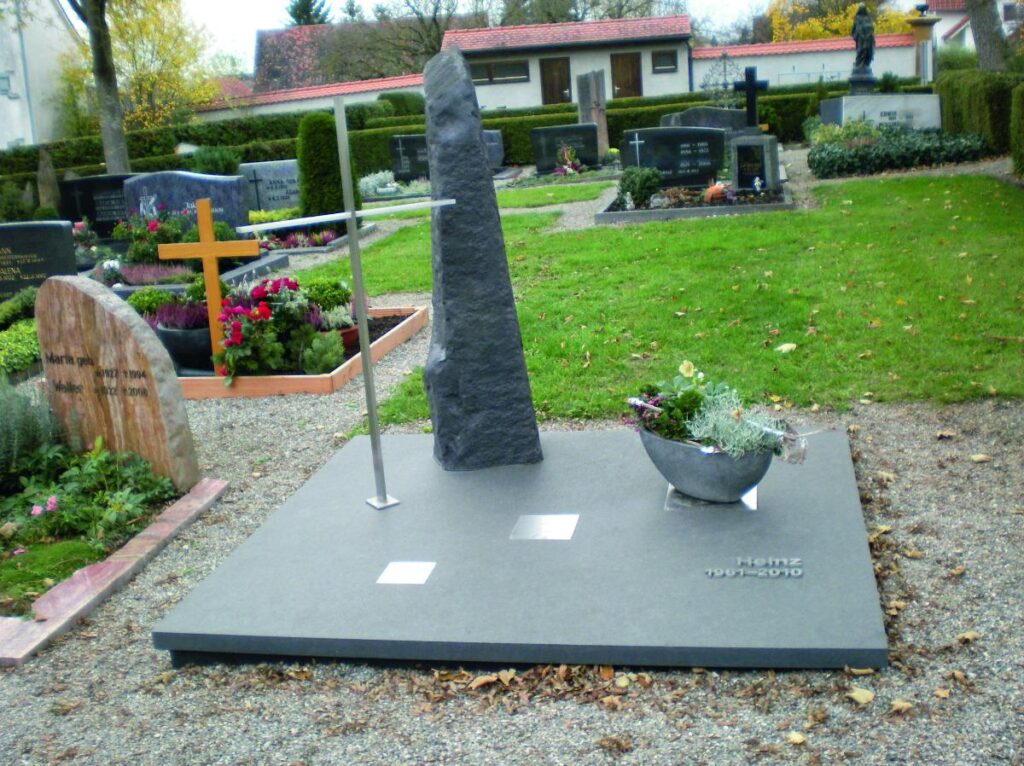 Grabsteine: Moderner Grabstein mit Inschrift "Heinz 1931-2010" auf einem Friedhof. Steinmetz Meisterbetrieb