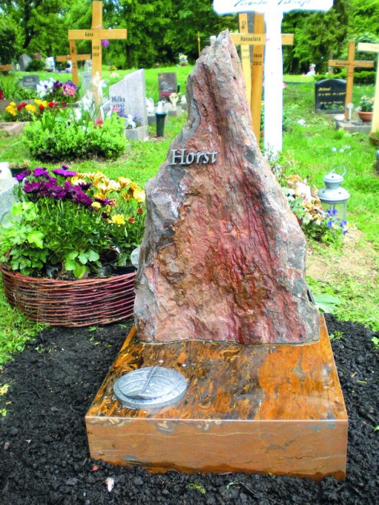 Grabstein: Ein moderner Grabstein mit dem Namen "Horst" auf einem Friedhof. Steinmetz Meisterbetrieb