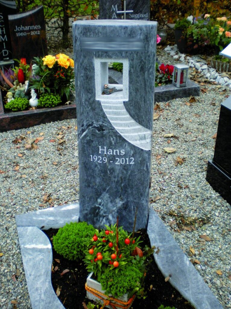 Grabstein mit Treppe zum Himmel und Inschrift "Hans 1929-2012". Grabsteine. Steinmetz Meisterbetrieb