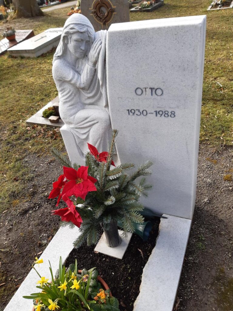 Grabstein mit Otto (1930-1988) und einer Statue einer Frau. Grabsteine. Steinmetz Meisterbetrieb