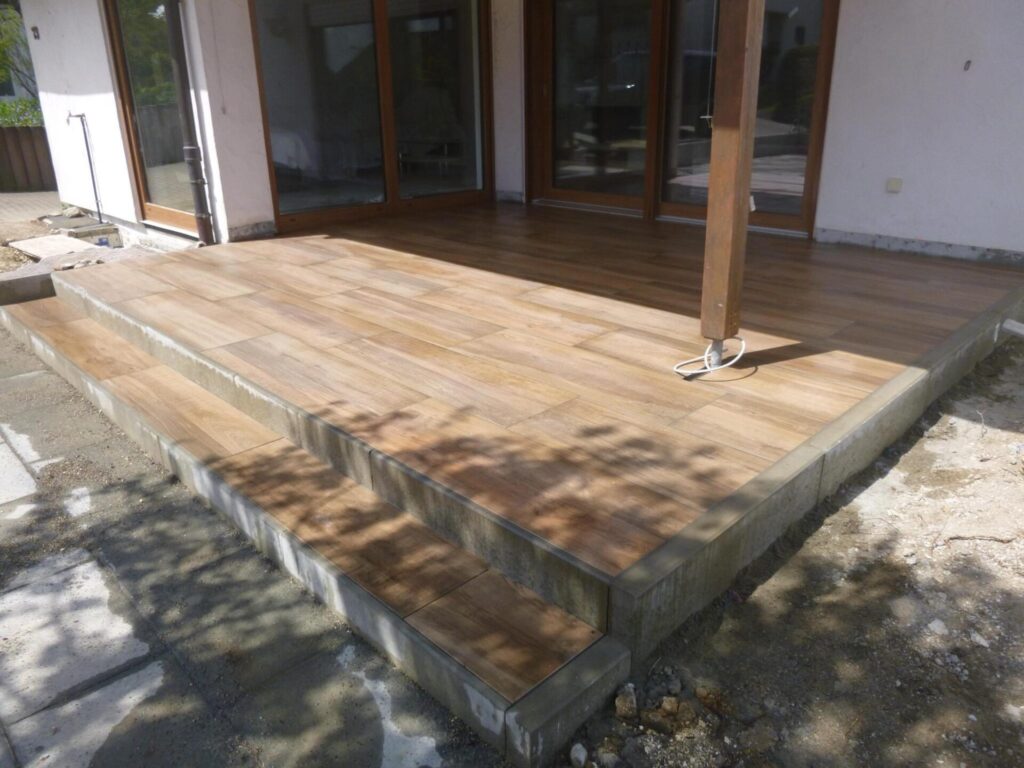 Terrasse mit Holzfliesen und Treppe, Meisterbetrieb. Steinmetz Meisterbetrieb
