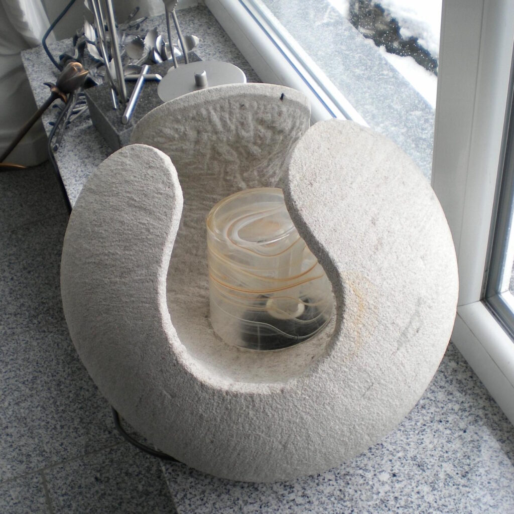 Steinskulptur Lampe auf Fensterbank. Steinmetz Meisterbetrieb