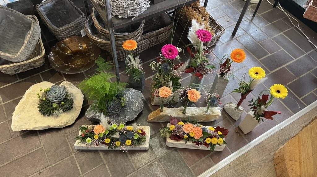Steindekoration: Arrangement mit Gerbera und Sukkulenten auf Stein. Schönes aus Stein. Steinmetz Meisterbetrieb